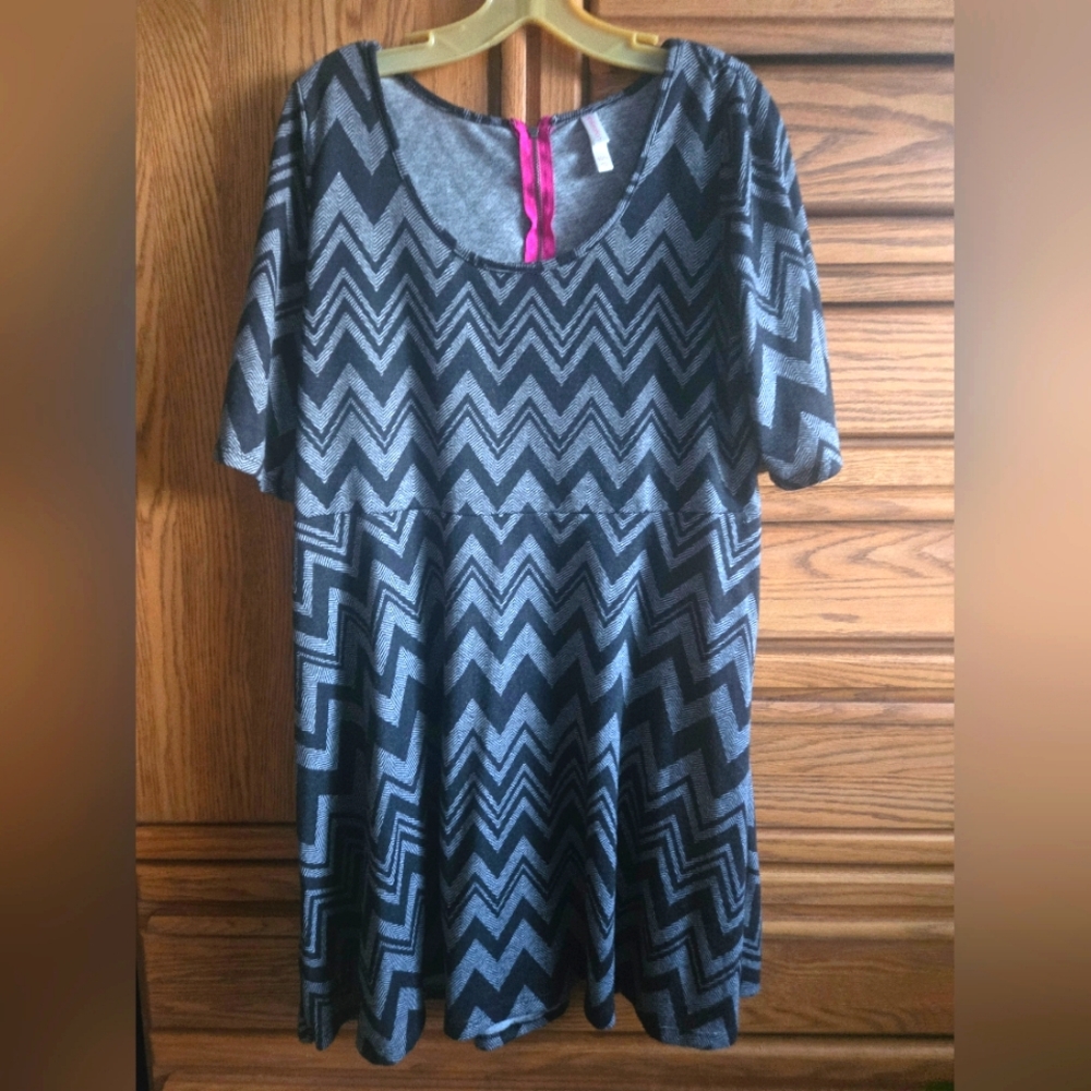 Xhilaration Woman Black & White ZigZag Dress Aline Short Sleev Scoop Neck Sz XXL